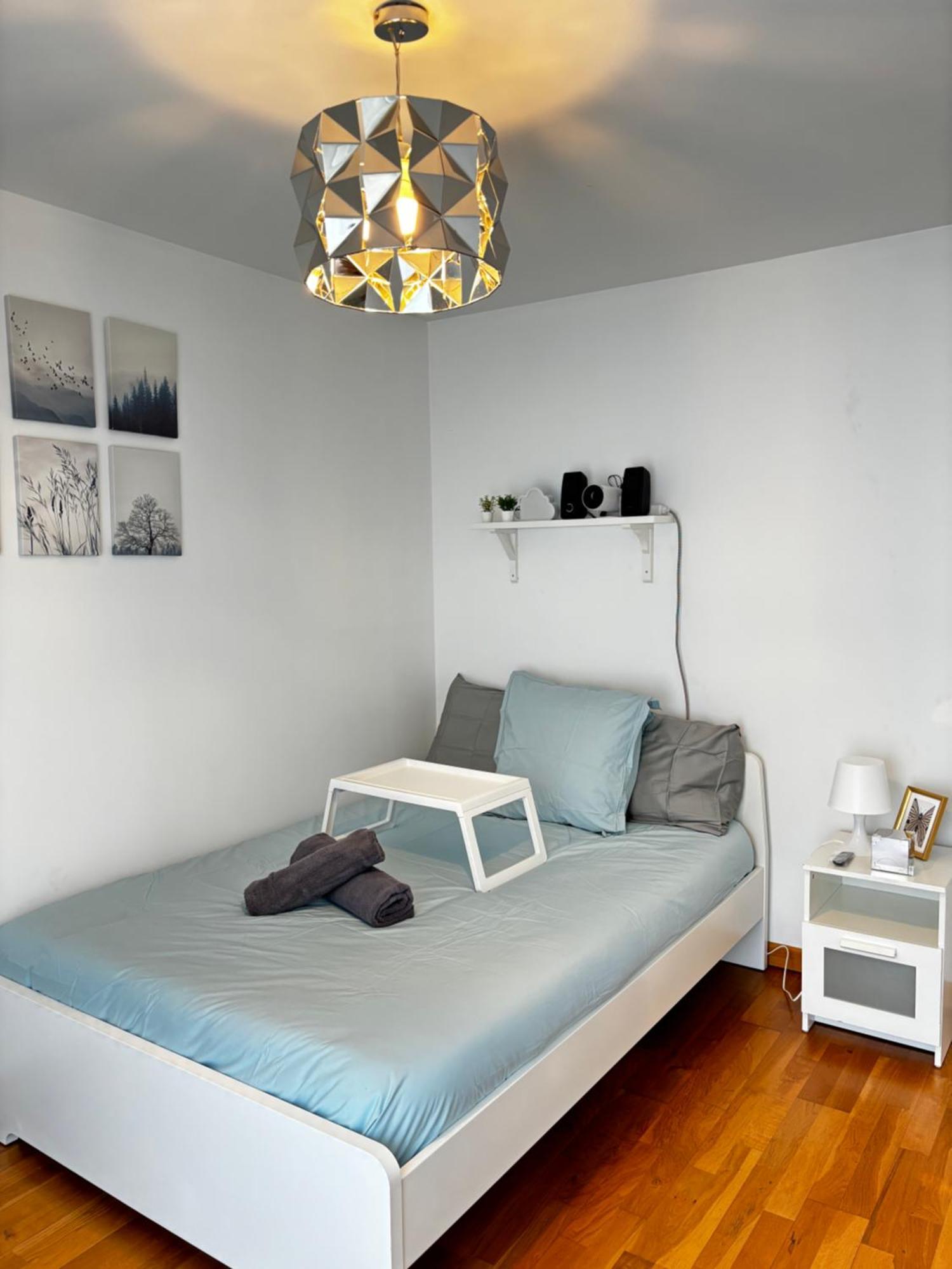 Cozy Escape 4 Min To Train With Projector *