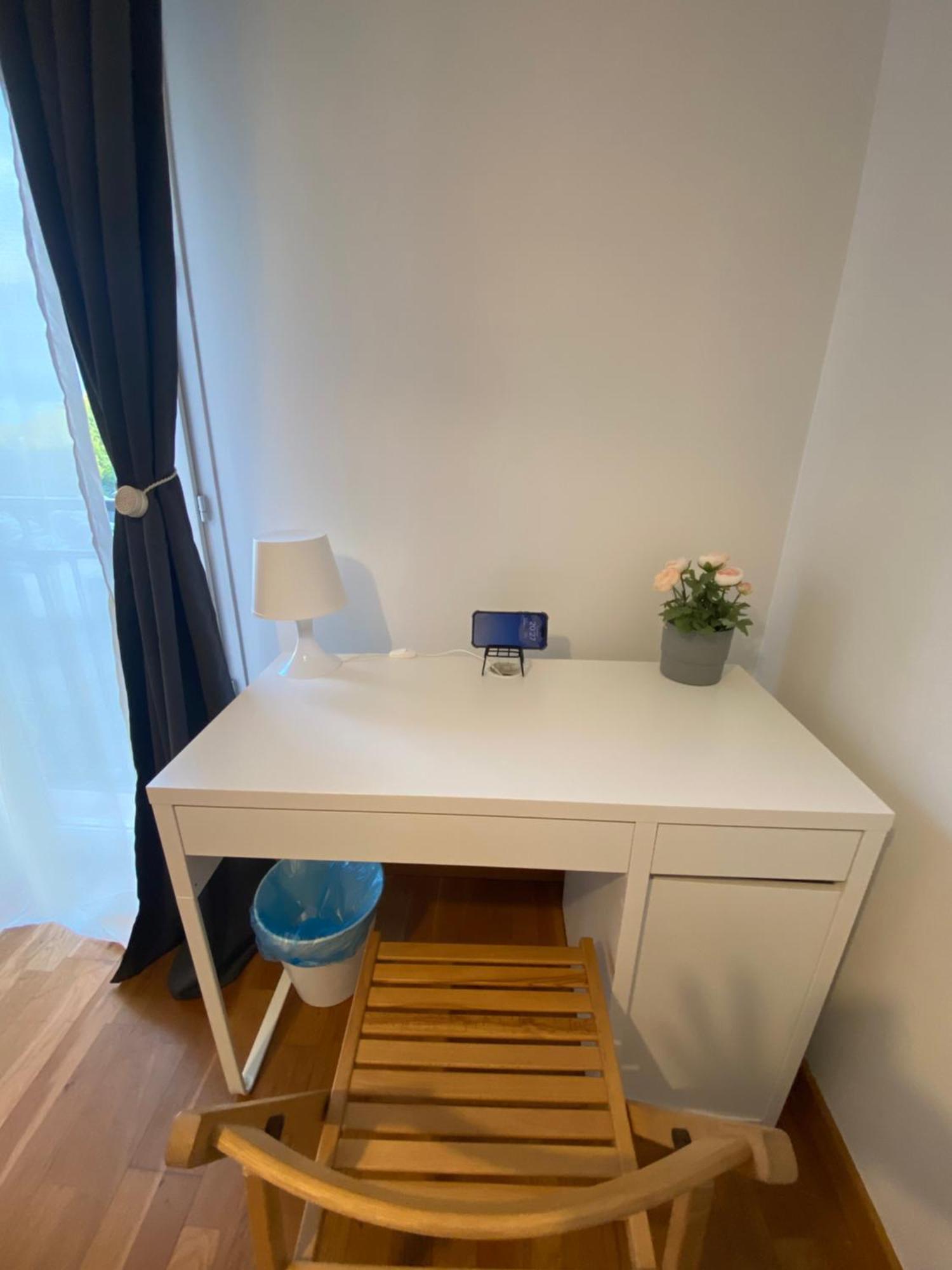 Apartment Cozy Escape 4 Min To Train With Projector
