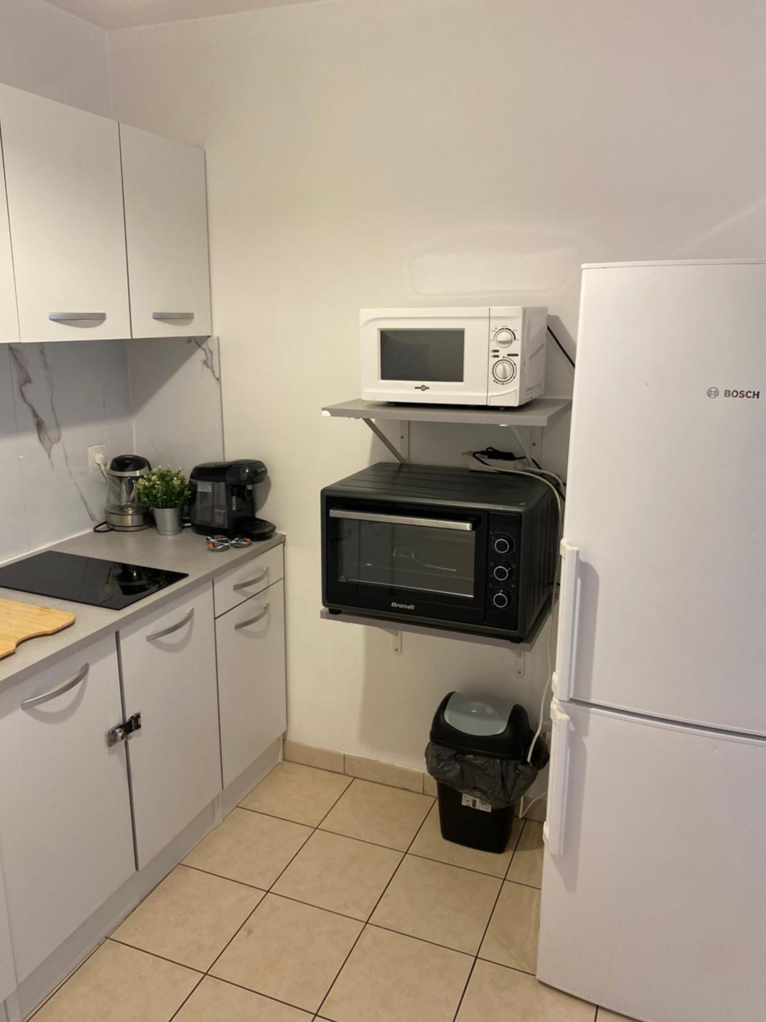 Cozy Escape 4 Min To Train With Projector Apartment
