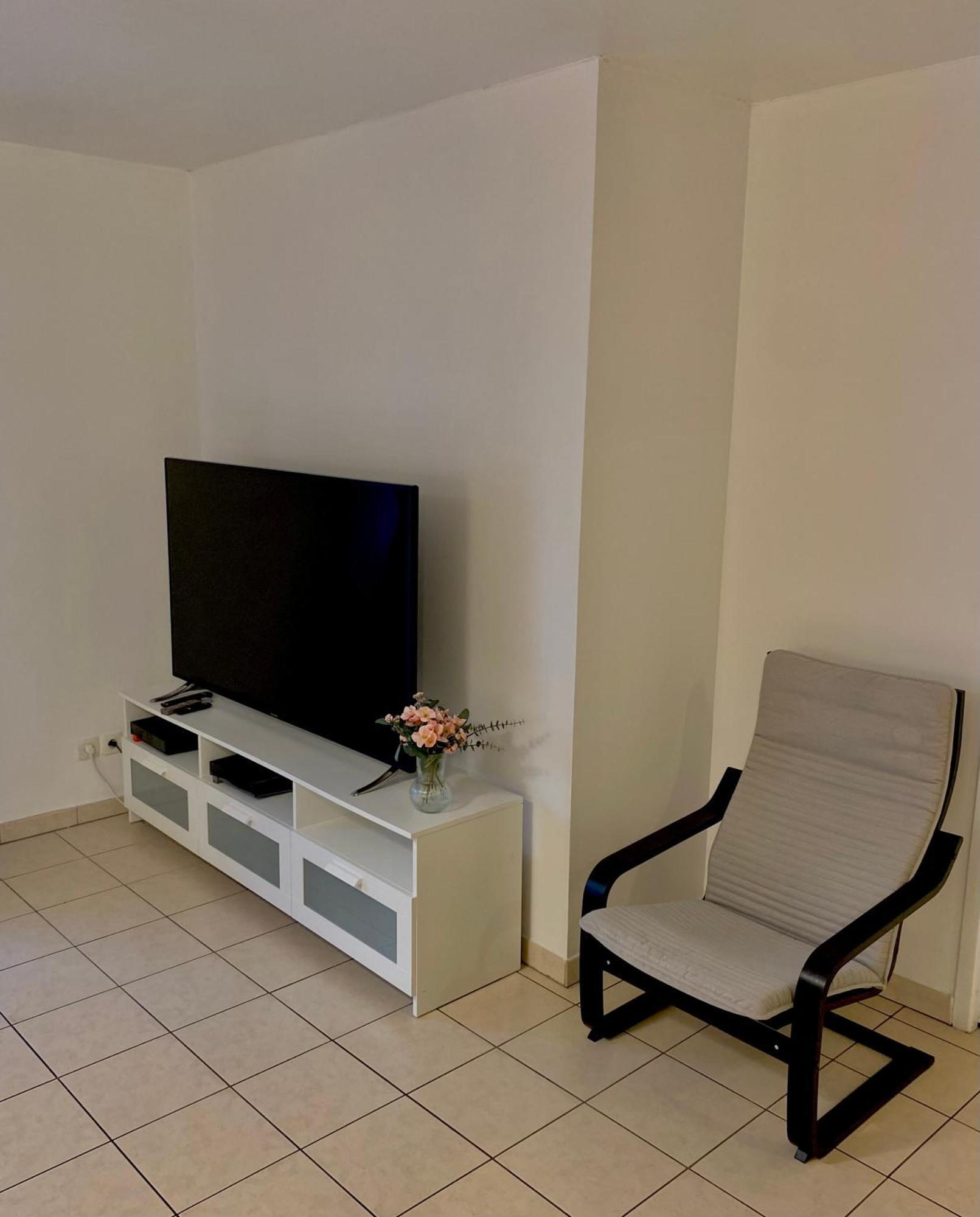 Cozy Escape 4 Min To Train With Projector Apartment Villemomble